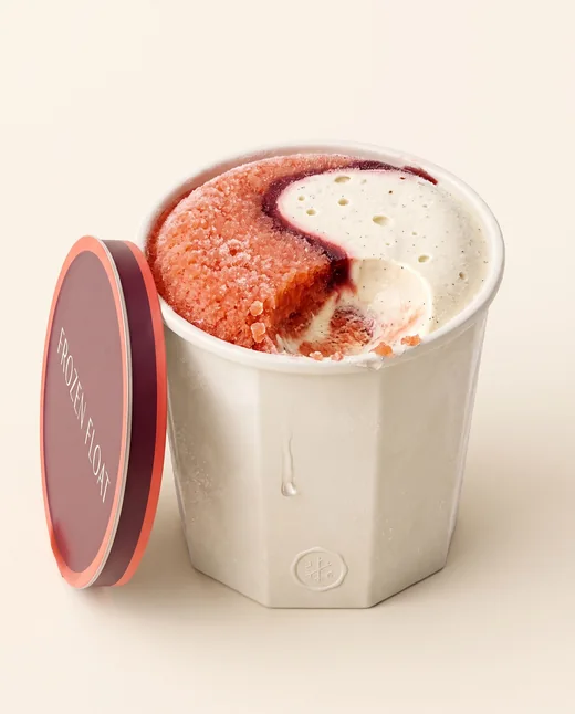 KI-Packshot: geöffneter Becher mit Blutorangen-Granita.