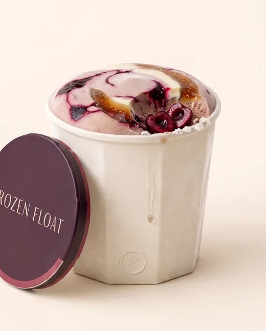 KI-Packshot: Sorte Black Cherry, dunkler Deckel, dieselbe Grundform.