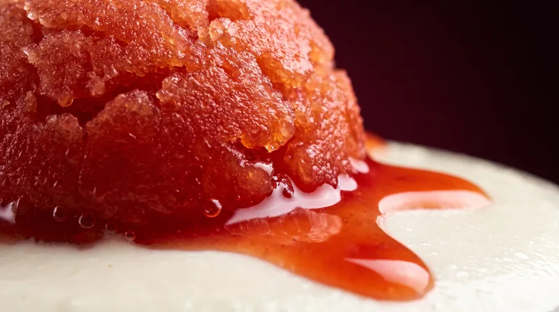 KI-Visual: schmelzende Granita auf Vanillecreme.