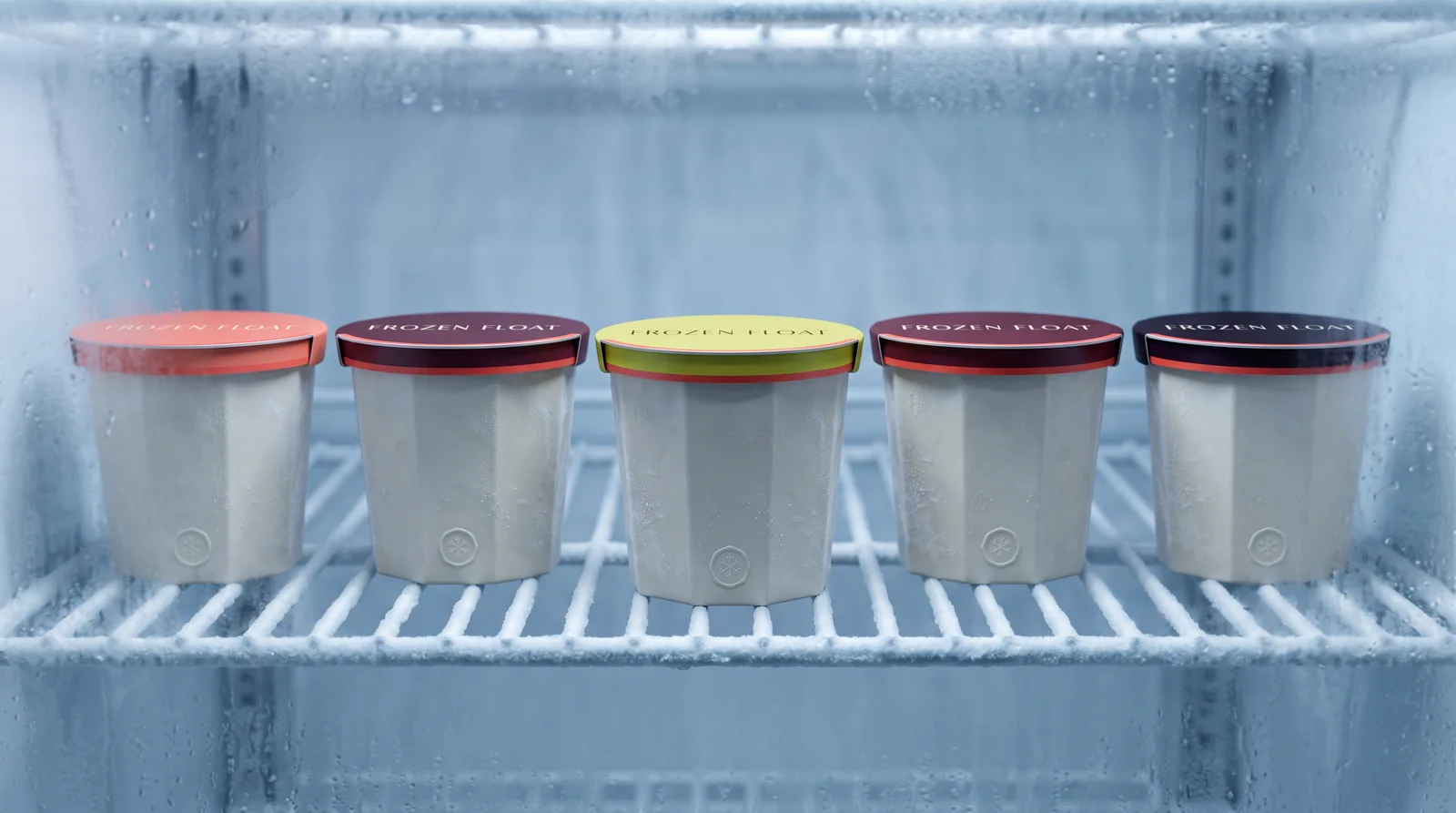 KI-Visual: fünf Becher gleicher Grundform mit farbcodierten Deckeln hinter beschlagenem Tiefkühlglas.