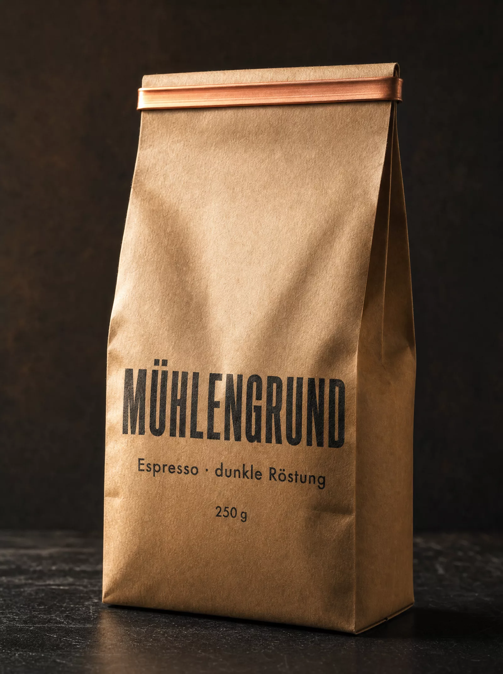 KI-Packshot: Kaffeebeutel aus Kraftpapier mit dem Aufdruck MÜHLENGRUND.