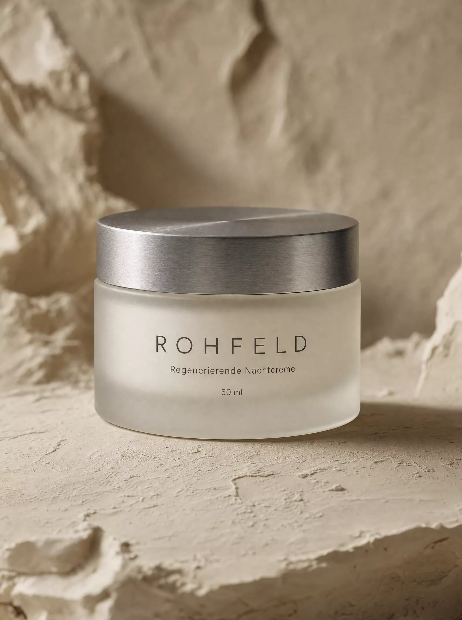 KI-Packshot: Cremetiegel aus mattem Milchglas mit dem Etikett ROHFELD.