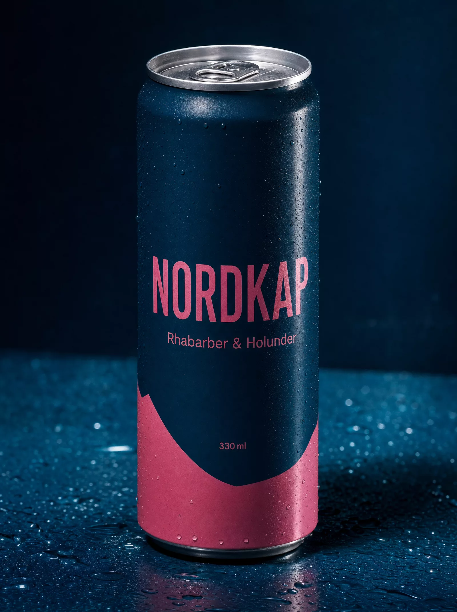 KI-Packshot: schlanke Getränkedose in Petrol und Rosa mit dem Aufdruck NORDKAP.